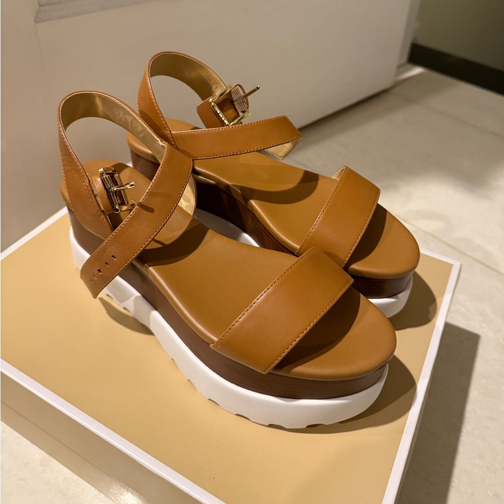 Michael Kors Elegant Tan Sandals - Picture 6 of 7
